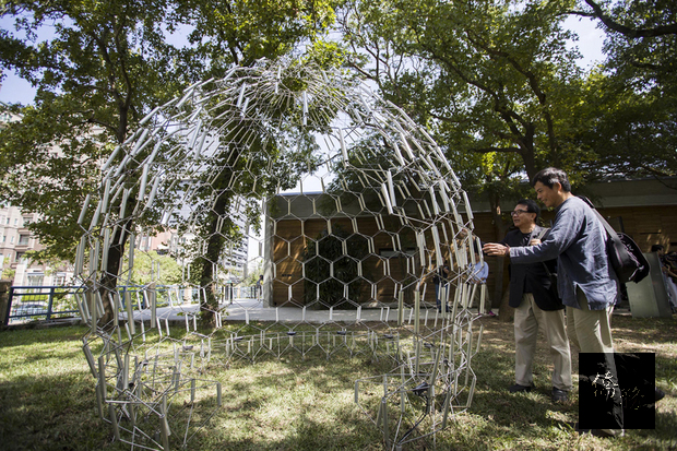 每兩年一次的「實構築」展覽，今年邁入第10年、第6屆，20日在新竹市新竹公園開展，並利用新竹公園戶外開放空間，進行10件戶外1比1構築創作。