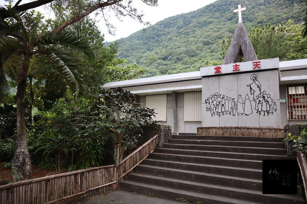 瑞士籍神父雷震華來台奉獻56年，22日取得中華民國籍，成為真正的台灣人。他細數近60年來的艱辛努力，天主堂從當年的茅草木屋到如今的水泥石牆的模樣。