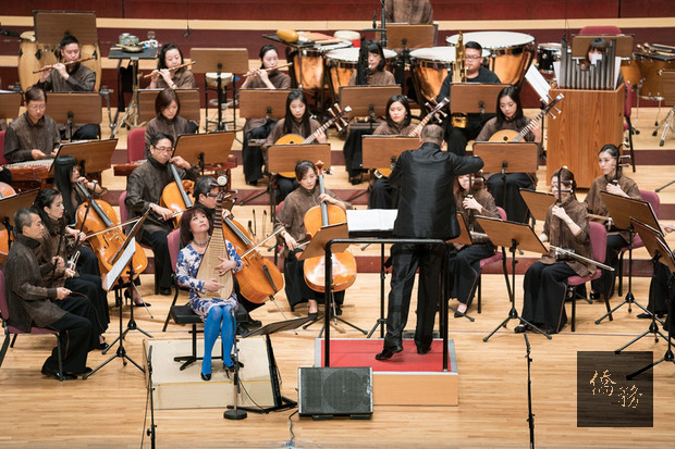 台北市立國樂團首次造訪紐約，將登上卡內基音樂廳演出，並與中國琵琶演奏家吳蠻（前方著藍白衣服者）再度攜手合作。圖為北市國過去與吳蠻演出。（駐紐約台北文化中心提供）