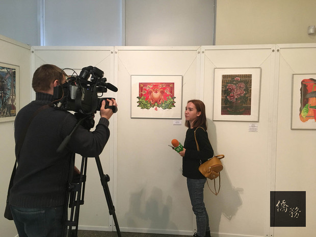 俄羅斯中部城市車里亞賓斯克的南烏拉爾國家歷史博物館展出一系列台灣年節版畫。由國美館提供歷屆版畫比賽優勝作品，吸引當地媒體採訪報導。（中央社提供）