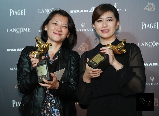 第55屆金馬獎17日晚間在台北舉行頒獎典禮,最佳紀錄片由導演傅榆(右)以「我們的青春,在台灣」奪得。