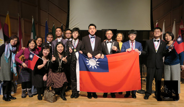 第4屆國際身障鋼琴大賽在紐約舉行總決賽，代表台灣的李尚軒（右5）奪金，王榮堅（右7）獲得銀牌。頒獎典禮後，台灣代表團上台，拉起中華民國國旗合影。（中央社提供）