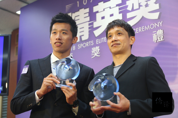 107年度體育運動精英獎12日在台北舉行頒獎典禮，最佳教練獎得主林育信（右）與最佳男運動員獎得主李智凱（左）開心合影。（中央社提供）