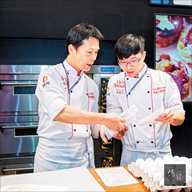 當年與吳寶春一起參賽獲麵包賽大獎的曹志雄（左），對於培育 烘焙人才相當熱情。（自由時報提供）