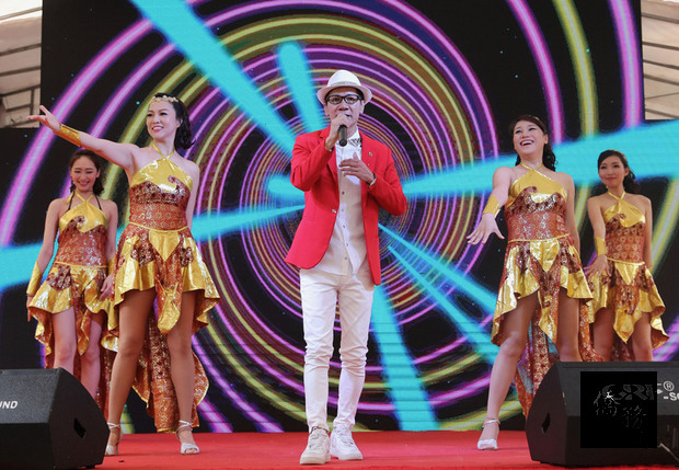 台灣專業舞群登陸新加坡歌台表演，台灣舞團熱情賣力演出，當地居民扶老攜幼回味傳統的歌台文化，也感受台灣舞者與台語歌曲融為一體的詮釋魅力。（中央社提供）