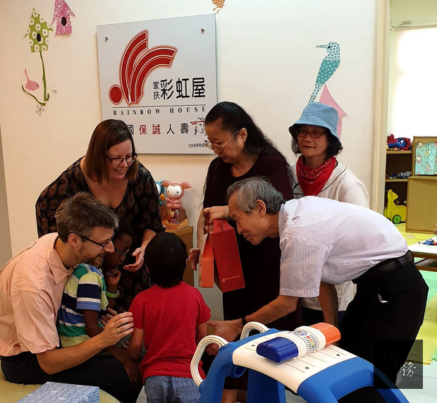 4歲的偉偉（中）26日由收養他的瑞典爸媽（左方）陪同，在屏東家扶中心與台灣的寄養父母蔡振興、杜淑蕙（右方，後戴帽者為翻譯）見面，兩個家庭既興奮又感動。