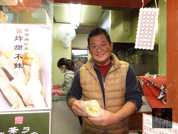 東京淺草寺吸引眾多遊客造訪，附近一家賣台灣雞排、台灣炸甜不辣的小吃店生意興隆。
