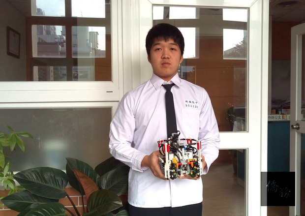 苗栗縣國立竹南高中廖家問（圖）2016年參加國際奧林匹亞機器人大賽，為台灣「踢」回足球機器人世界冠軍，今年以此參加大學特殊選才，順利錄取4所國立大學。