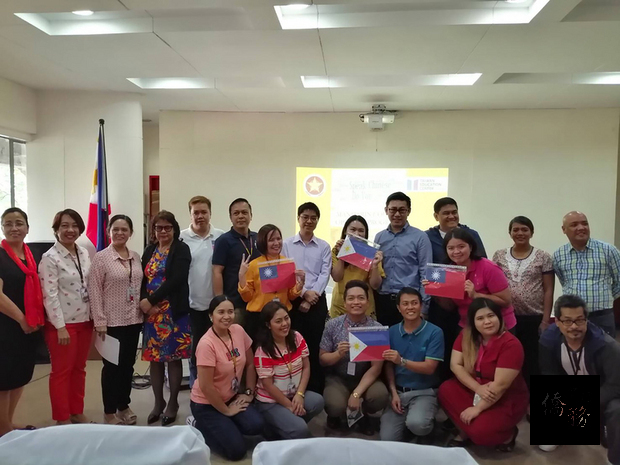 菲律賓台灣教育中心16日在菲律賓理工大學為大學教授開辦2個月的華語課程，受到教授們的歡迎。（中央社提供）