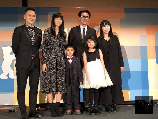 「踮腳尖」導演林誼如（左2）和男女主角即7歲的謝恩慈（左3）和10歲的姜棠甯（右2），9日一同參加柏林影展的台灣之夜。（中央社提供）