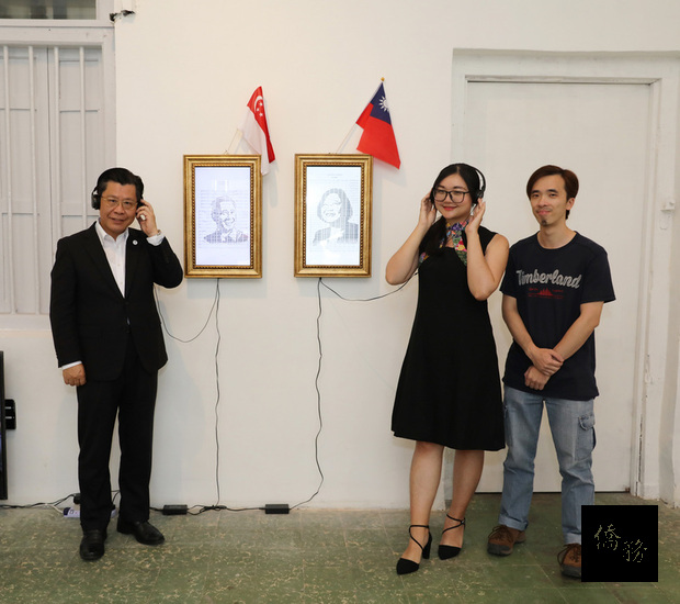 台星藝術交流「新加坡小品2.1：台星對話」開展，圖為駐星代表梁國新（左）欣賞台灣藝術家郭佩奇（右2）「聲音肖像」的系列作品。（中央社提供）