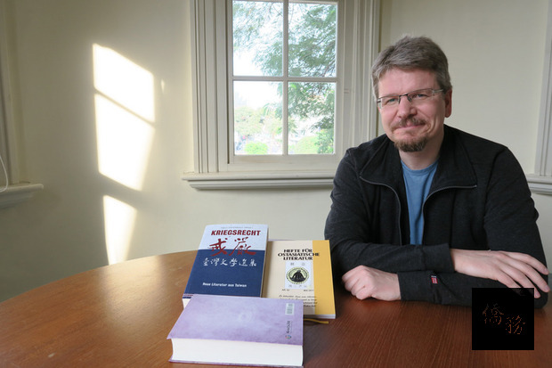 德國漢學家蔣永學投入台灣文學作品翻譯,轉眼10年,他說,希望能透過譯作傳達台灣文學的多元與包容。