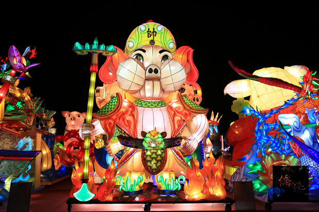 在屏東大鵬灣舉行的台灣燈會，被喻為「史上最美台灣燈會」，由屏東監獄收容人創作的「火焰戰豬」花燈作品被日本青森市相中，可望在日本知名慶典「青森睡魔祭」中展出。（中央社提供）