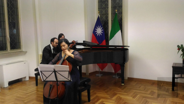 駐義大利代表處20日舉辦沙龍音樂會，由台灣旅義大提琴家林若禪、義國鋼琴家諾以亞（Marco Noia）演出多首台灣民謠。（中央社提供）