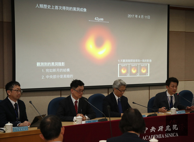 中央研究院10日晚間舉辦「事件視界望遠鏡（EHT）」計畫全球同步記者會，發表最新取得的重大成果，會中公布人類史上首張黑洞影像。天文所副研究員淺田圭一（右）向媒體說明。（中央社提供）
