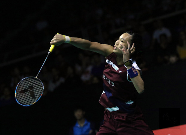 世界球后戴資穎14日在新加坡羽球公開賽女單決賽中,擊敗日本好手奧原希望奪冠,戴資穎積極回擊奧原希望的強勢進攻,展現完美攻防。(中央社提供)