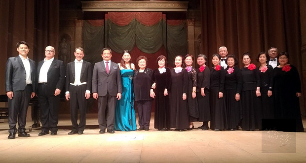 台義11日日舉辦聯合音樂會，由台灣聲樂家任蓉（左6）、耿立（左5）、黃奕誠（左1）擔綱演出，駐義代表李新穎致詞（左4）感謝音樂家促進台義文化交流。（中央社提供）