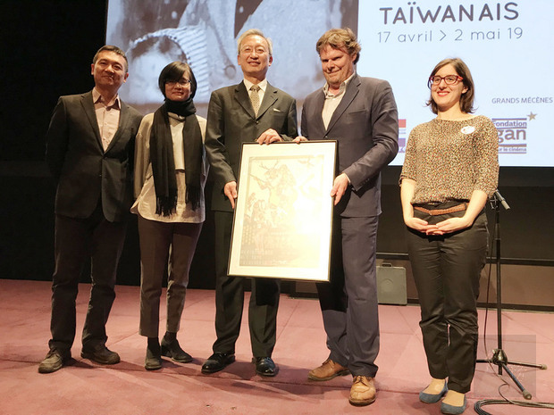 駐法國代表吳志中（中）捐贈代表處保存多年的上百部台灣電影拷貝及約80張海報予法國國家電影資料館。（中央社提供）