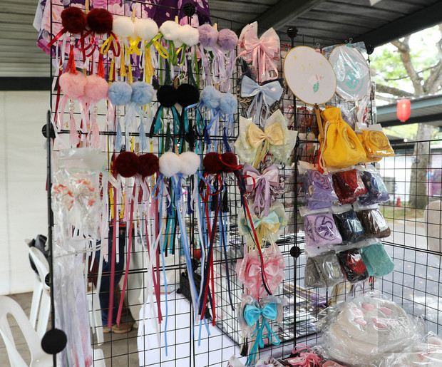 新加坡版「士林夜市」的人氣強強滾，台灣業者設計的各種飾品，受到新加坡年輕女性消費者熱愛。
