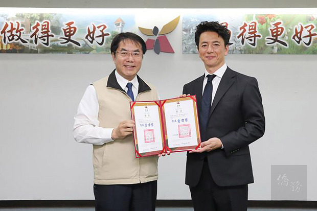 日本演員保阪尚希（右）受邀出任台南市親善大使，24日由市長黃偉哲（左）頒發證書。保阪尚希說，走遍世界，最喜歡的地方還是台灣，不但東西好吃人也友善，來幾次都不會膩。