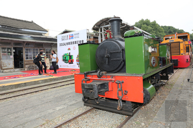 台糖去年舉辦「2018糖業文化節」，向英國威爾普蘭菲爾鐵道公司（W&LLR）商借擁有72年歷史「Dougal蒸汽火車頭」，遠渡重洋來台展示，並為文化節揭開序幕。
