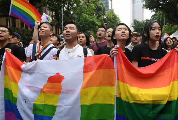 台灣成為亞洲首個同性婚姻法制化國家的瞬間，立法院外挺同團體齊聲歡呼「婚姻平權、亞洲第一」，現場民眾都難掩開心神色。