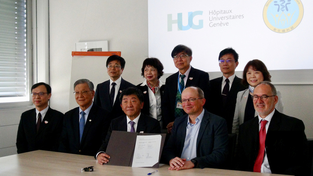 衛生福利部長陳時中（前中）22日與瑞士日內瓦大學醫院簽署合作備忘錄，投入災難醫學研究，由社區醫學與初級照護部主任查普伊（前右2）接待。