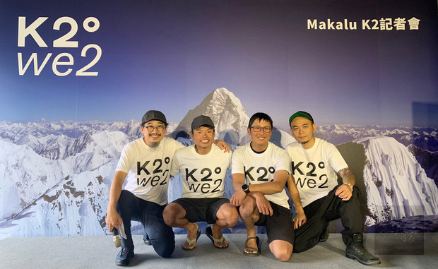 台灣年輕登山雙俠呂忠翰(左2)與張元植(右2),將於6月14日搭機前往巴基斯坦,挑戰世界第2高峰K2,樂團滅火器主唱楊大正(右1)特地為兩人創作應援曲。