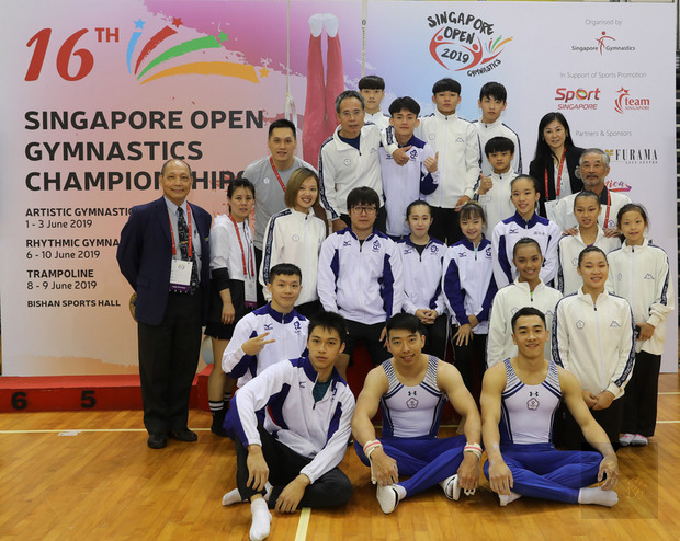 2019年新加坡競技體操公開賽,台灣選手表現優異,共獲8金9銀7銅,圖為台灣選手與教練等人合影。(中央社提供)