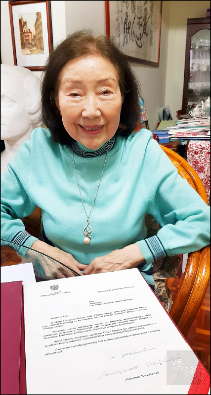 藤田梓展示1999年獲波蘭總統親筆簽名的感謝狀。（自由時報提供）