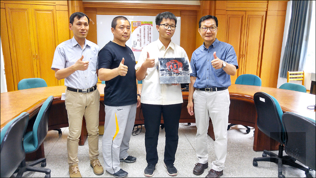 湖農李英愷（右二）奪亞洲智慧型機器人大賽第一。（自由時報提供）