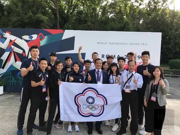 台灣代表隊參加2019羅馬跆拳道大獎賽，駐義代表李新穎（前排左4）帶90歲高齡夫親（前排右2）到場替選手們打氣。（中央社提供）