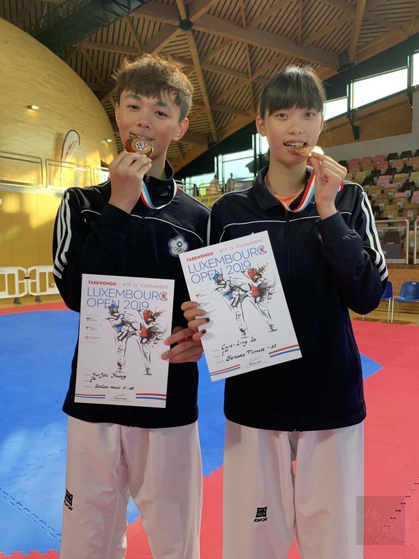台灣跆拳道好手黃鈺仁（左）與羅嘉翎（右），兩人16日凌晨在2019盧森堡跆拳道公開賽分別奪下金牌。
