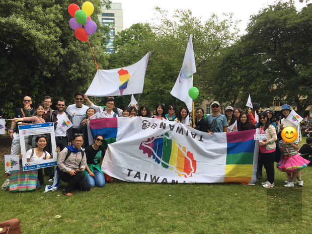 第50屆愛丁堡同志驕傲遊行22日盛大舉辦，台灣僑界今年首度組隊參加，展現亞洲第一個通過同性婚合法國家的風範。