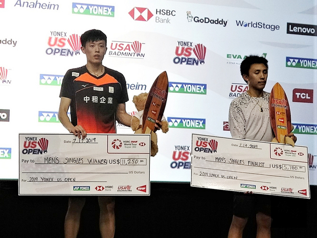 美國羽球公開賽，台灣19歲好手林俊易（圖左）從資格賽一路殺進決賽，美西時間14日以黑馬之姿拿下冠軍。圖為頒獎現場。