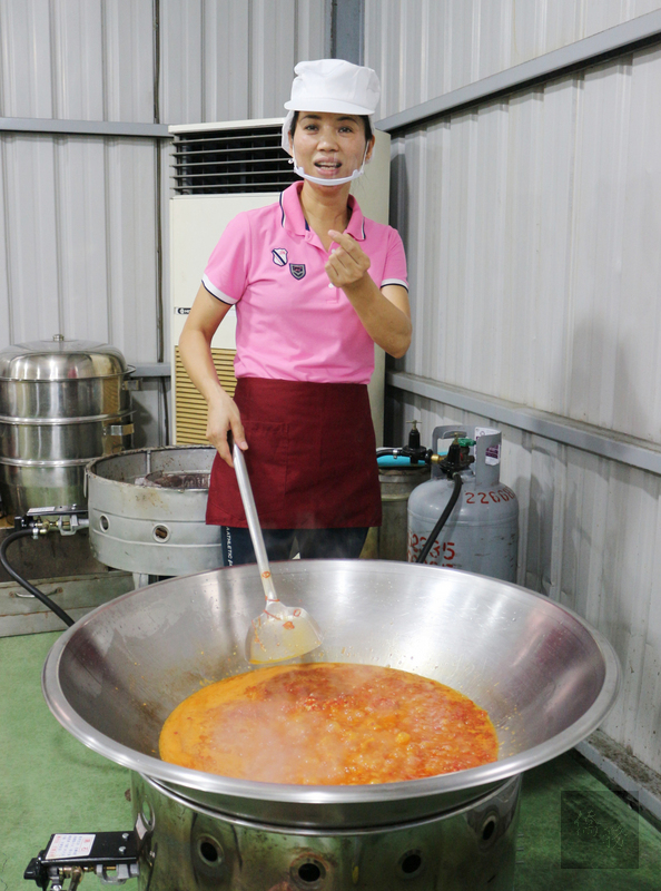 台灣新住民張艷君以台灣食材做出家鄉味干貝醬，獲全國創業競賽冠軍，並向勞動部申請微型創業貸款，打造自我品牌。