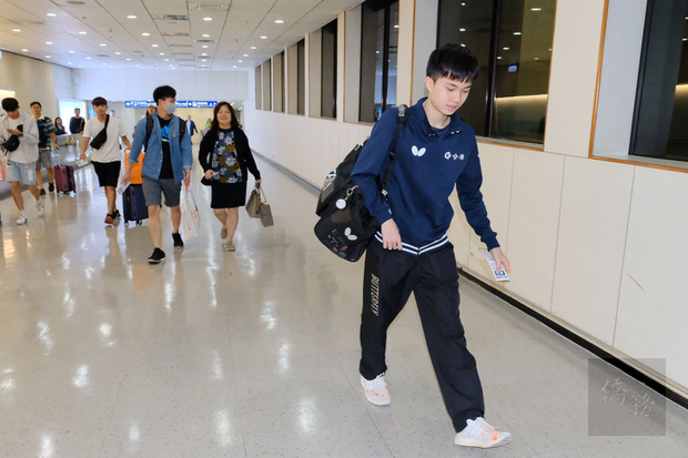 台灣「桌球神童」林昀儒（前）在T2桌球鑽石賽馬來西亞站男單決賽中，擊敗中國名將樊振東勇奪冠軍，林昀儒22日晚間返抵國門。