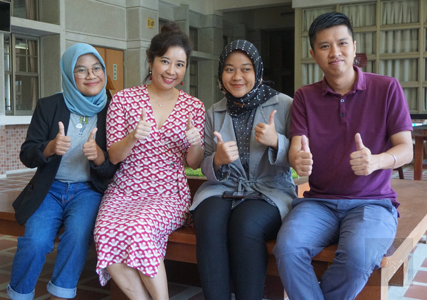 金門大學國際長顏郁芳(左2)向教育部申請「優秀外國青年來台蹲點計畫」(TEEP),被國際生稱為「金大的媽媽」,她說,從國際生唐芮法(左)、何娜娜(右2)和武挪威(右)等人身上,也學習到不少。