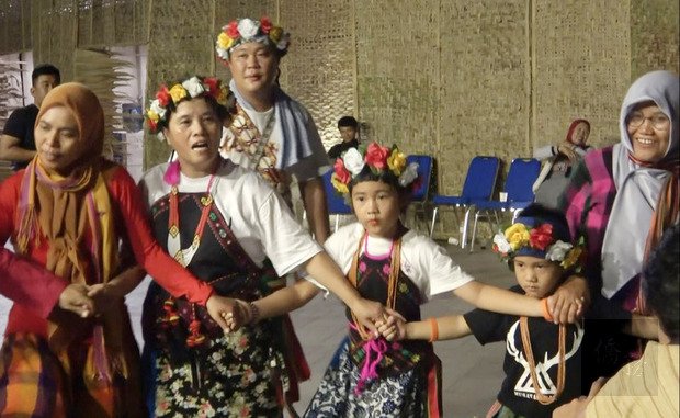 台東都蘭阿美族歌手舒米恩在印尼演出後展示阿米斯旗,帶印尼眾認識阿美族,獲得觀眾熱烈迴響。