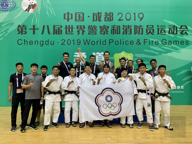 2019年第18屆世界警察消防運動會8日起在中國大陸四川舉行，統計前3天、5項賽事，台灣選手勇奪4金3銀8銅，盧靜盈（前排右4）奪柔道女子組18歲以上無限量級二連霸冠軍殊榮。
