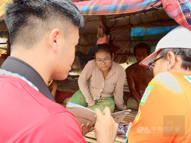 台北醫學大學飛洋國際服務團今年8月到柬埔寨進行為期2週的偏鄉衛教，前往當地家訪時，除了醫療包，也送上一本「症狀處理手冊」的救命書。圖為學生向家戶衛教/中央社提供