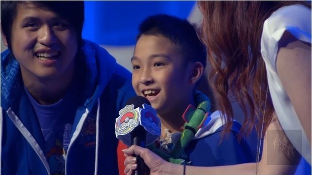 年度寶可夢玩家盛會「寶可夢國際錦標賽」稍早傳出捷報，台灣的10歲男孩吳比拿下兒童組世界冠軍，並且全程都披著國旗決鬥，令台灣人相當感動。（圖片擷取自youtube.）