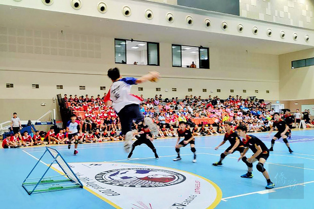 以桃園市八德區大成國中小將為主體的中華巧固球代表隊，18日晚間順利在新加坡地主球隊，勇奪2019年世界盃青少年巧固球錦標賽冠軍。
