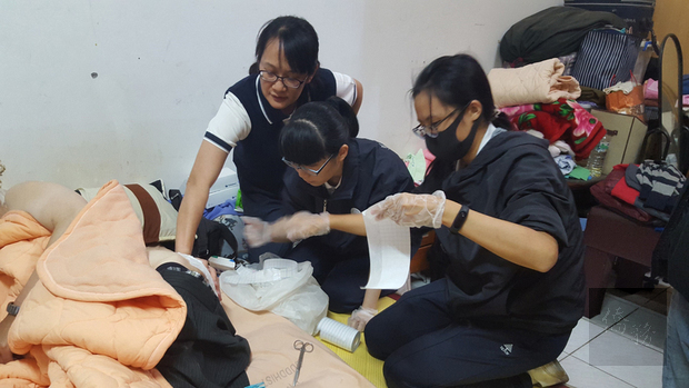 慈濟科技大學護理系副教授羅淑芬(左)指導學生居家照護,帶領學生走出教室,實際提供服務給需要協助的人。