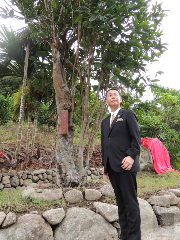 台東縣東海岸泰源幽谷內一棵蒼勁的百年咖啡樹，可能是日本知名咖啡公司董座柴田裕的爺爺所種下，柴田裕（圖）21日出席立碑紀念活動，分享百年咖啡樹的故事/中央社提供