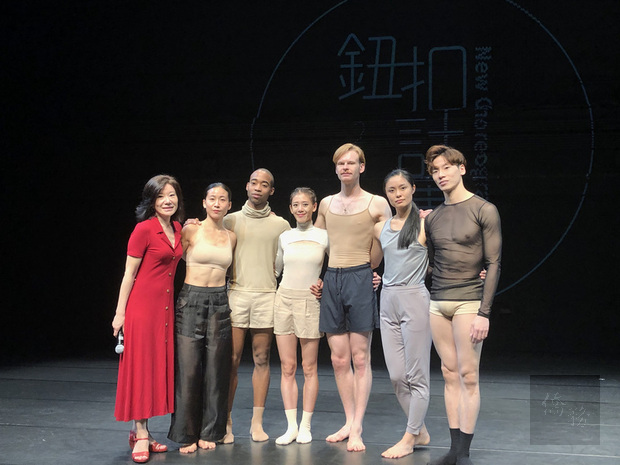 編舞家何曉玫(左)發起的「鈕扣計畫」,今年將邀請4名旅外舞者梁世懷(右)、鄞廷安(右2)、劉方怡(右4)與蕭潔恒(左2)返鄉演出。(中央社提供)