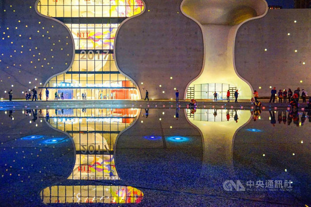 苗栗縣攝影師曾進發以「戲夢人生」主題,拍攝台中國家歌劇院水中倒影夜景,彷彿現實與幻影交錯,頗有「人生如戲、戲如人生」的人生寫照之感,勇奪IPA國際攝影大賽建築類首獎。(曾進發提供)