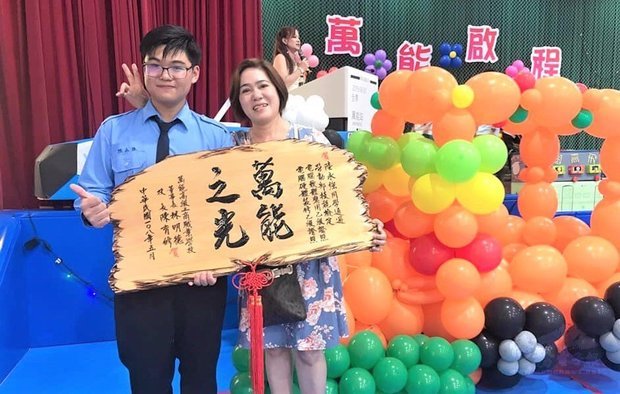 今年剛畢業學生陸永強（左）獲繁星推薦，錄取台北科技大學資訊工程系。(聯合報提供)