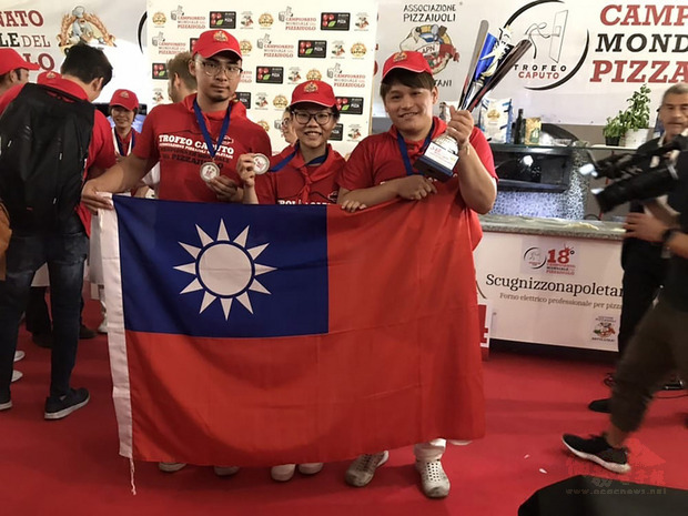 「第18屆拿坡里CAPUTO盃世界披薩職人錦標賽」在義大
利時間19日舉行,由台北BANCO Pizza店長李品儀(紅
衣中)、高雄波市多Pizza的蔡松霖(紅衣左)及新北市Gino Pizza鄭羽辰(紅衣右)組成的台灣隊勇奪國際
組冠軍。(中央社提供)