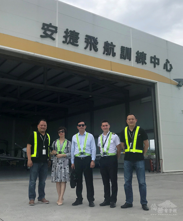 安捷飛航訓練中心是台灣首家,也是唯一通過交通部民航局審查認證的飛行學校。安捷董事長高健佑(左)24日說,安捷已獲柬埔寨和越南民航局發證認可。圖左2及左3為越南民航局官員到安捷驗證。(中央社提供)